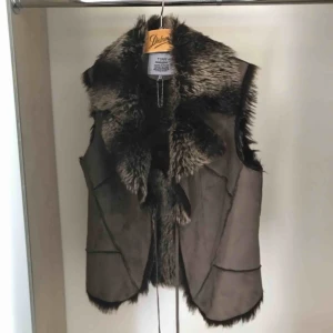  - Jätte snygg o varm väst, storlek på den är L men jag e medium o asså de va perfekt att kunna ha en hoodie under! Frakt tillkommer