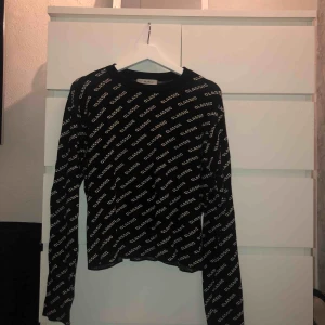  - En väldigt mjukt skickas tröja från Chiquelle. Slutar ovanför rumpan på mig som är 1,64 lång. STICKS INTE! Tröjan är svart med texten Classic tryckt över hela tröjan.