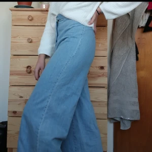  - Helt nya superfina vida jeans. Aldrig använda då de inte riktigt är min storlek men väldigt bekväma. Kan mötas upp i Malmö eller Lund annars står köparen för frakten. 
