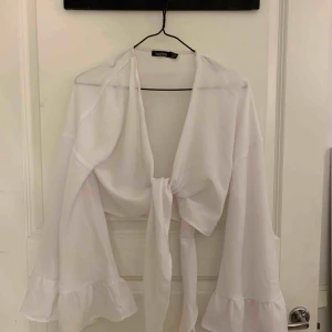  - Supersöt topp med snörning från Boohoo i strl S, endast testad