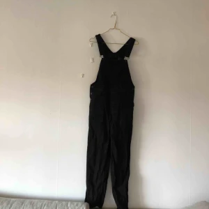  - Skickarbyxor Svarta   XS Monki Finns i Malmö eller skickas. Köparen står för frakten