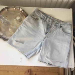  - Snyggt slitna ljusa levis shorts, skulle uppskatta dem till storlek 29. Frakt tillkommer🌸