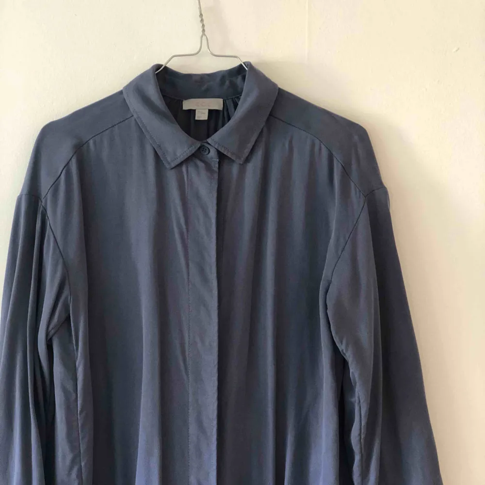 Cos Blå skjorta kan även användas som jacka Finns i Malmö eller skickas. Köparen står för frakten. Skjortor.