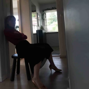  - Räfflad kjol med dragkedja som knäppning. Den är inte stretchiga utan sitter som den ska. Flyger när man snurrar som om du vore en prinsessa. Den är ifrån Gina, något år gammal men har haft svårt att hitta användning för den. 