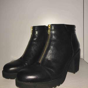 Svarta boots med dragkedja på sidan från Vagabond.  Små i storleken och passar på både skostorlek 38 och 39. Endast använda en gång och säljes på grund av att de inte används. Har en repa på vänster sko (sista bilden), men är för övrigt i nyskick!