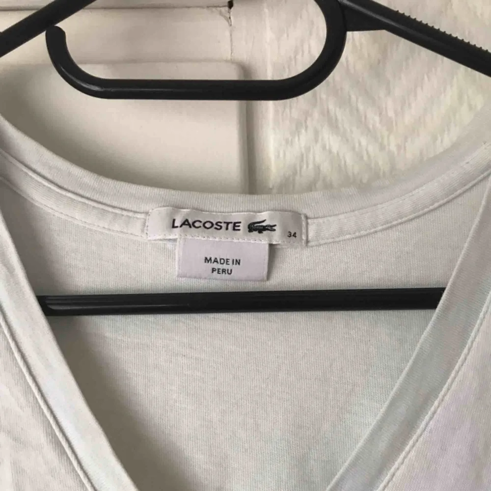 Plagget jag säljer är en vit med en liten nyans av ljusblå Lacoste t-shirt i storlek 34, knappt använd. . T-shirts.