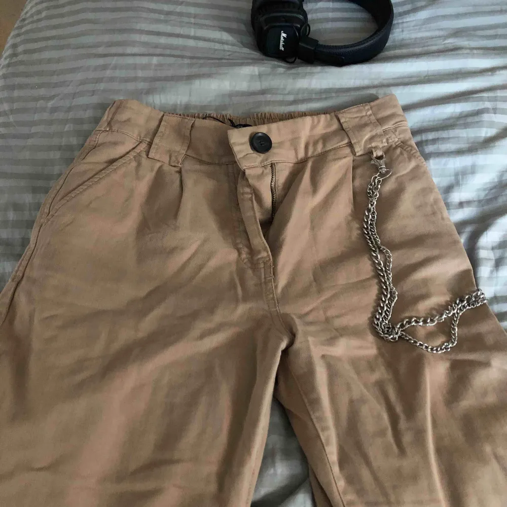 Cargobyxor från Bershka tillsammans med kedja. Väldigt snygga på.  Frakt står köpare för: 95 kr (kan hämtas upp i sthlm)  Total: 245 kr . Jeans & Byxor.