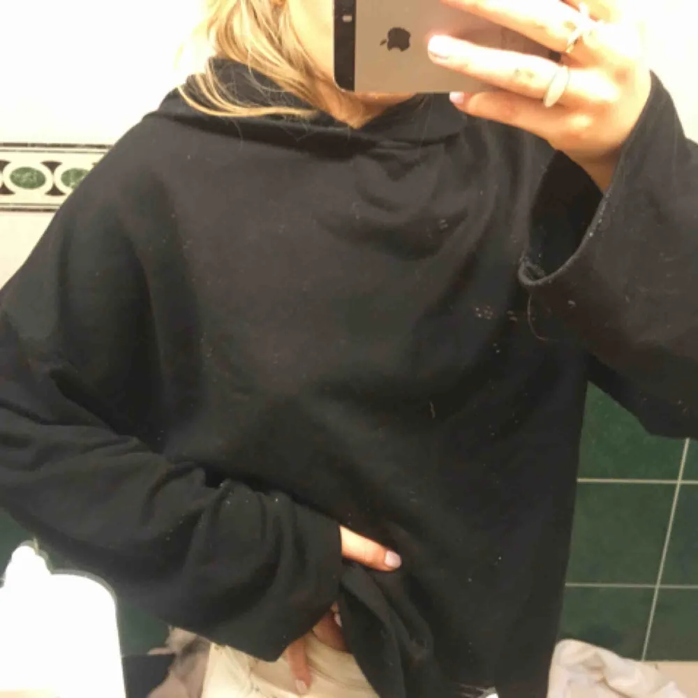 Svart jätteskön hoodie från Zara!!🧚🏼‍♀️💘💞🦞🧞‍♂️denna passar till exakt allt och är 100% nyskick!! Hör av er vid intresse eller fler frågor!!🤙🏽🤙🏽🤙🏽. Hoodies.
