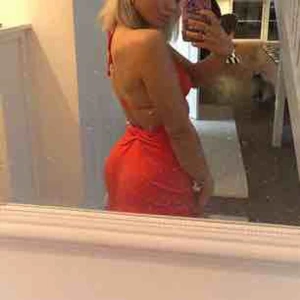  - Oanvänd klänning pga för lång för mig (är 156). Luftigt och skönt material med drömmig korall-färg!🎈 Frakt är inräknat i priset. 