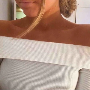  - En vit ribbad off shoulder tröja, så fin till ngn sommarkväll💞💞