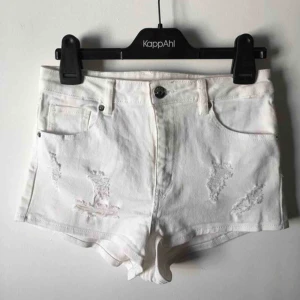  - Helt nya! Vita höga shorts med slitningar Aldrig använda  Vid intresse och frågor är de bara att skriva  Frakten betalas av köparen om vi inte har kommit överens om ett paketpris❤️