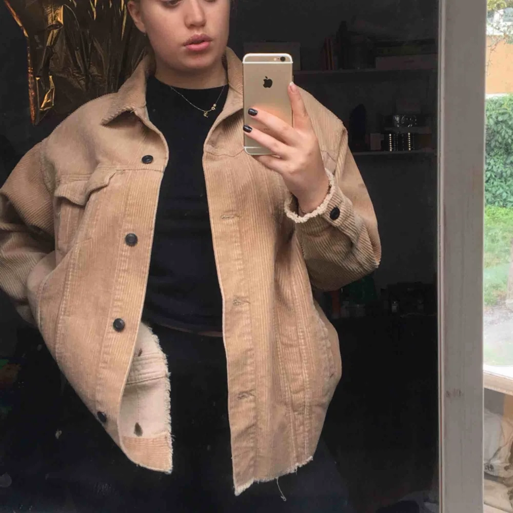 Oversized beige manchester jacka från Zara använd ca 2 gånger nypris 400kr  storlek M . Jackor.