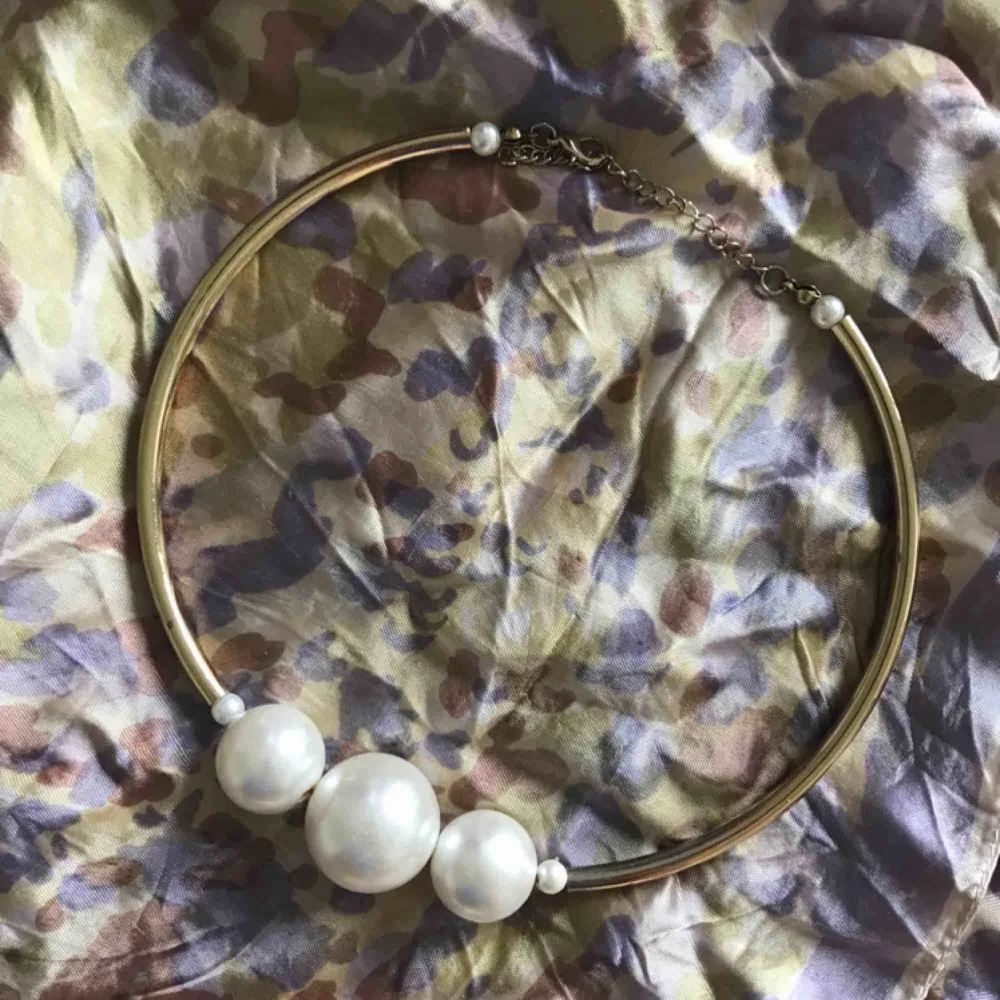 Så fint halsband med pärlor. Ej äkta. Tror jag köpt det på glitter men är osäker. Bra skick. Köparen står för frakt. Swish . Accessoarer.