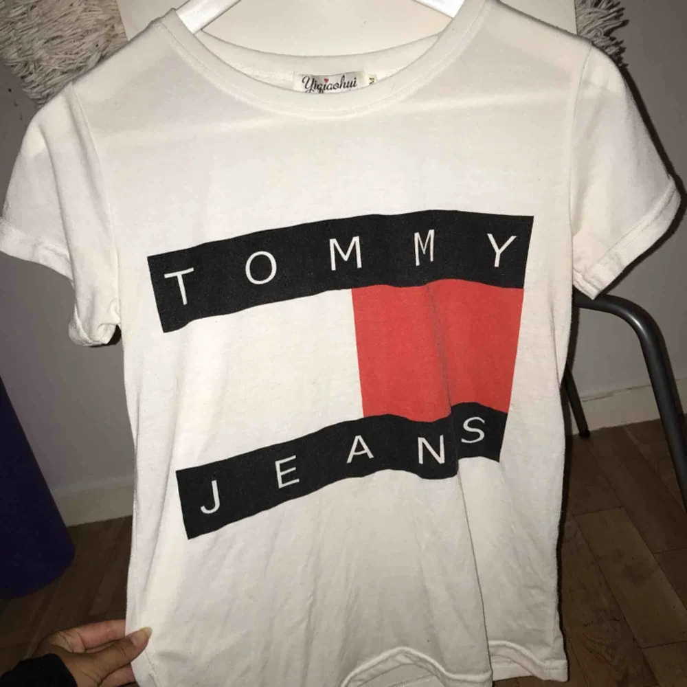 Tommy Jeans t-shirt i storlek M men skulle säga S också. Knappt använd ❣️ frakt ingår i priset. T-shirts.
