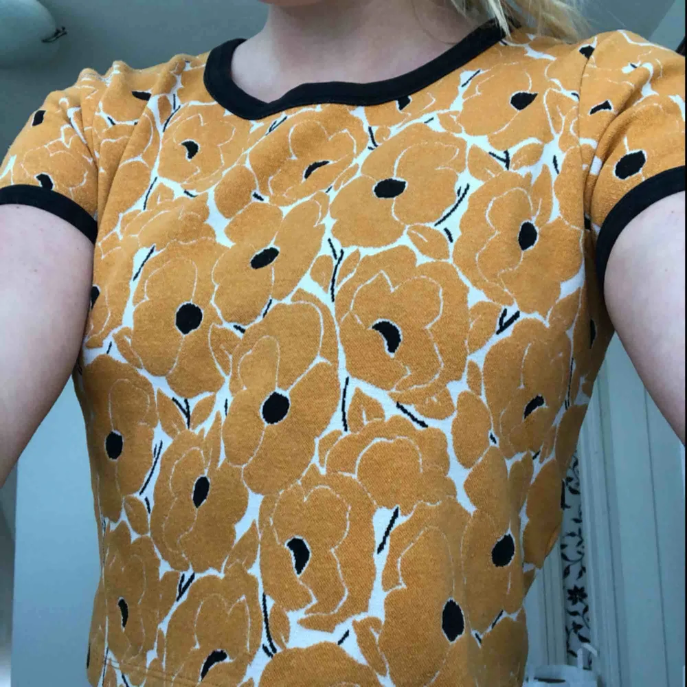 Super fin orange blommig tröja måttligt använd. Den är i lite tjockare material så skön att även ha på vintern.. T-shirts.