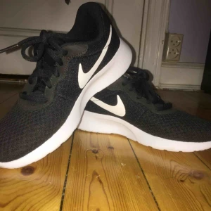  - Nike skor som knappt är använda men vid användning har det vart för inomhus bruk enbart. Säljer för att de inte kommer till användning 