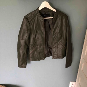  - Fake skinnjacka i grönt, lapp kvar och jag har endast provat den😊
