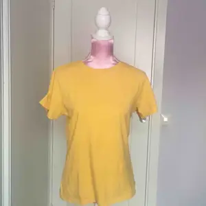 gul t-shirt köpt för 99 kr, använd en gång på tøp konsert. organisk bomull. den är för stor på mig så jag har ingen användning av den⭐️
