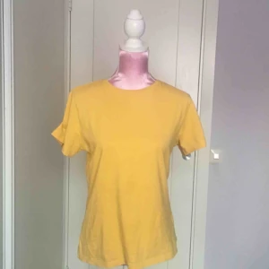  - gul t-shirt köpt för 99 kr, använd en gång på tøp konsert. organisk bomull. den är för stor på mig så jag har ingen användning av den⭐️