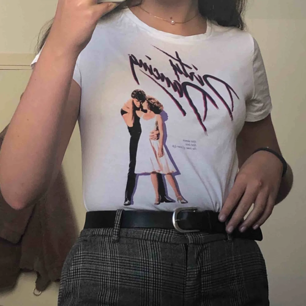 T-shirt med Dirty Dancing-tryck!! Ganska tight i modellen, superfin med retrokänsla men kommer tyvärr inte till användning😕 använd fåtal gånger, i nyskick!<33 frakt inkl. I priset😚😚. T-shirts.