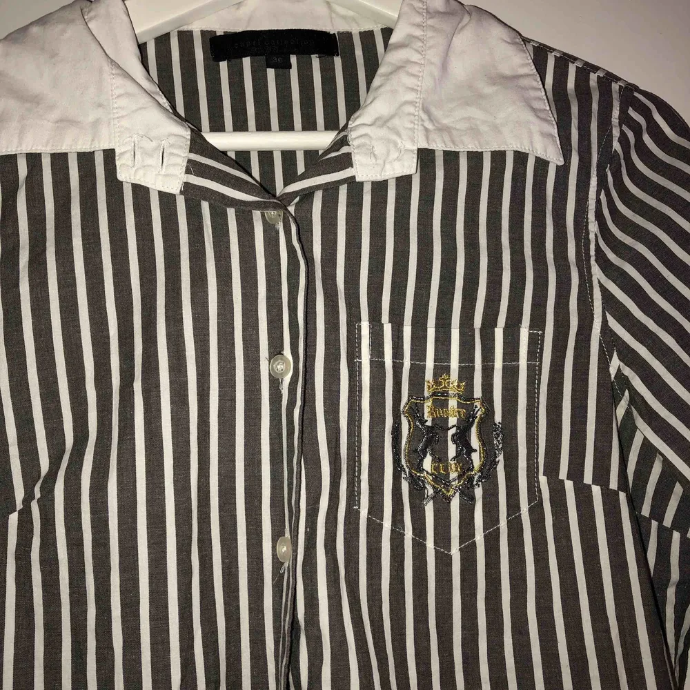 Grå randig skjorta från Capri Collection säljes då den är för liten och inte har kommit till användning tidigare. ( Inte strykt på bilden ) 50kr + frakt 🤗. Skjortor.