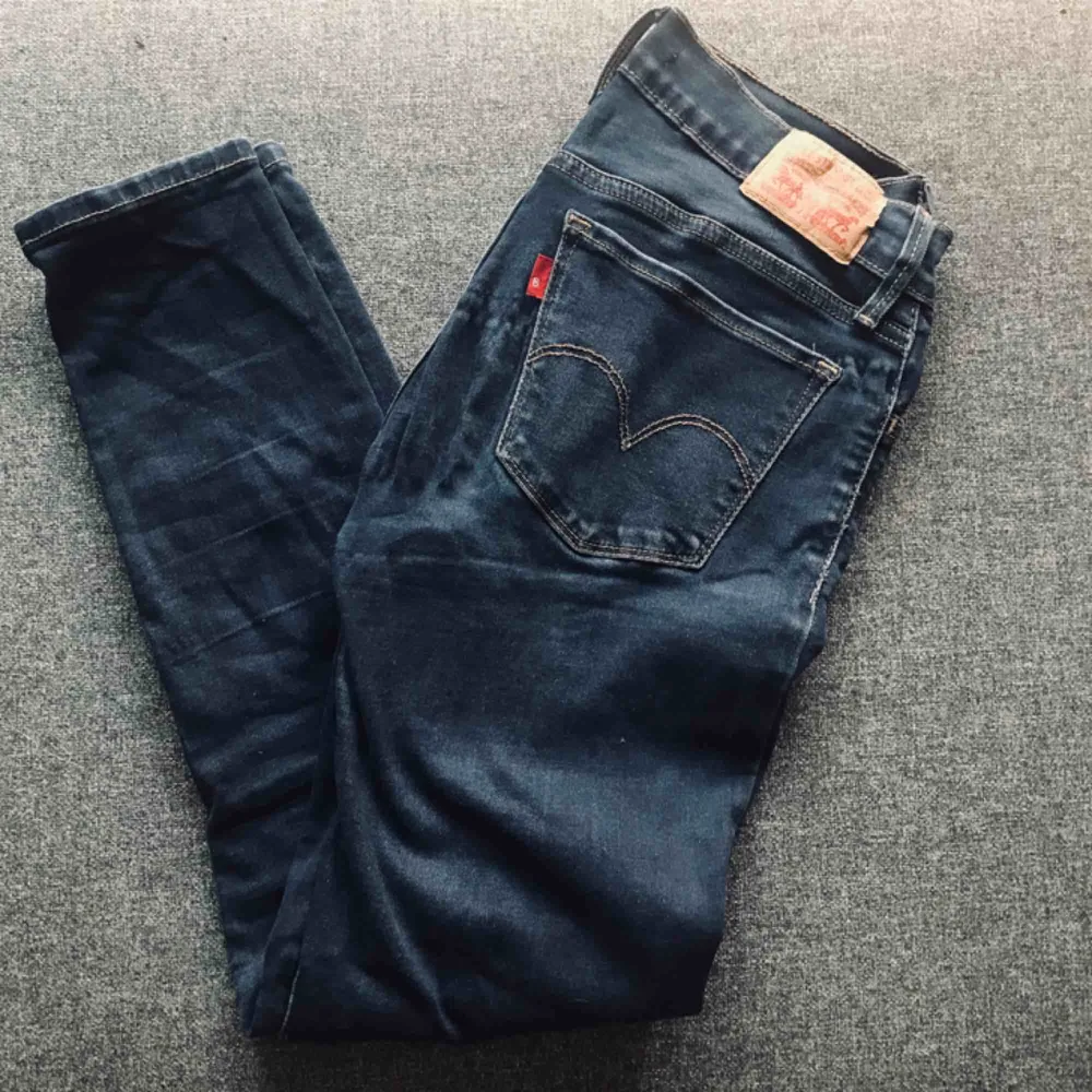 Slim jeans från levis, strech, storlek 26=36/38 50kr eller buda över! Frakt: 30kr finns att hämta i Malmö  Jag kommer att lägga upp mer kläder under 50kr Levis och Hollister bland annat! Bättre pris om du köper mer såklart!. Jeans & Byxor.