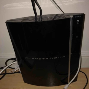  - Säljer mitt ps3 för 500kr i bra skick! Två kontroller och 4 spel! 40GB Assasssins creed FIFA 13 GTA - V GTA - Liberty city och Battlefield 3