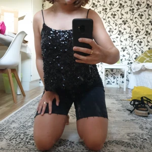  - Svart paljettlinne,  aldrig använt 