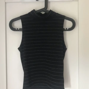  - Svart topp med silverränder. En gammal favorit. Köpare står för frakt💕