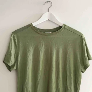  - Skönaste t-shirten med ganska hög skärning vid halsen. Frakt tillkommer <3