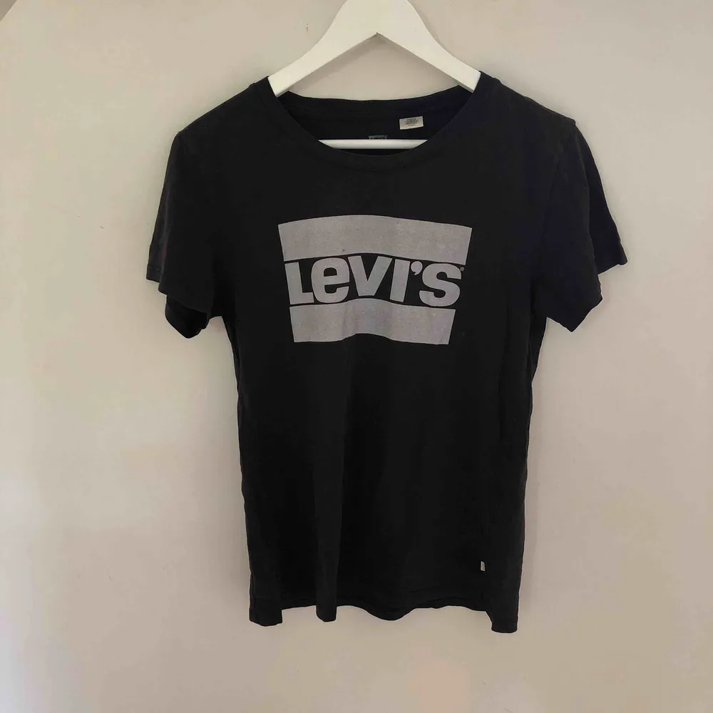Levi’s T-shirt i storlek small💙 Frakt ingår ej. T-shirts.