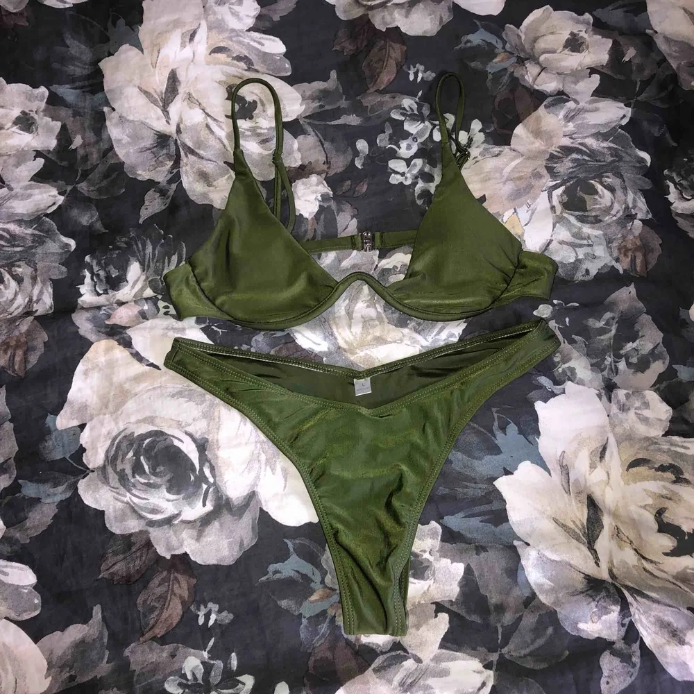 en skitsnygg militärgrön bikini. Överdelen är använd ett par gånger men ser helt ny ut och underdelen är oanvänd. frakt tillkommer!💞. Övrigt.