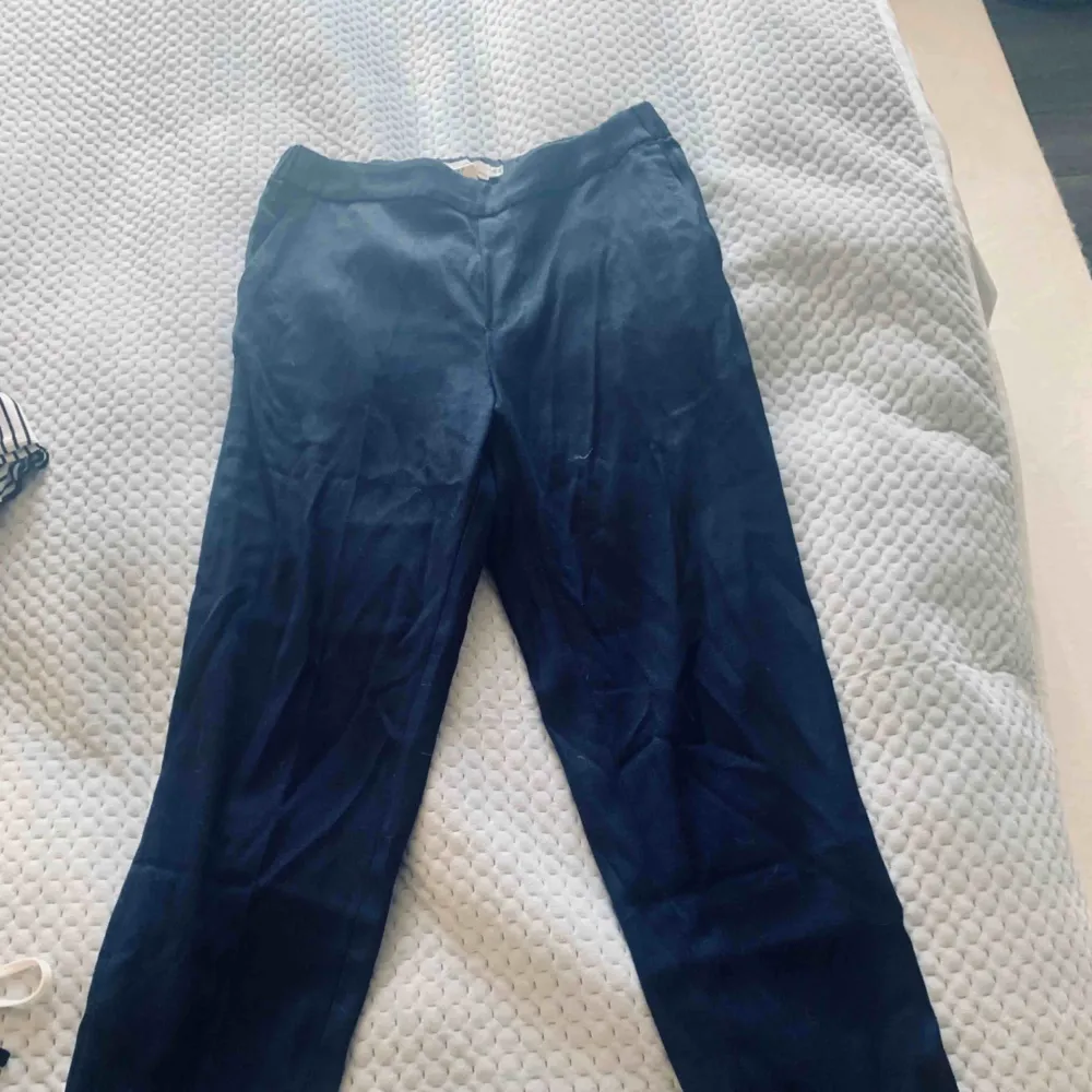 Mörkblåa pull-on byxor. Säljer då de inte passar mig i storleken. Passar även M då de är stora i storleken. . Jeans & Byxor.