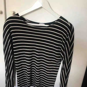  - Randig tröja från Filippa K, kan mötas upp i Uppsala 