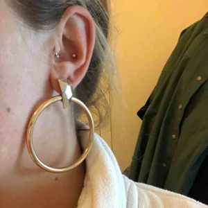 - Hoops från Zara i guld med silverdetalj. Köparen betalar frakt eller hämtar i Malmö 