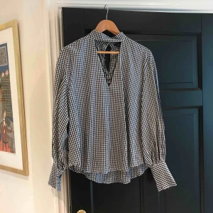  - Super fin skjort/blus från zara med en snygg skärning, använd enbart 1 gång!