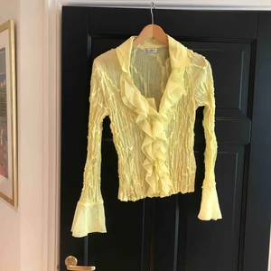  - Super fin blus som knappt kommit till användning, långa armar som är utsvängda i slutet med en rosett samt detaljer som paljetter och pärlor!