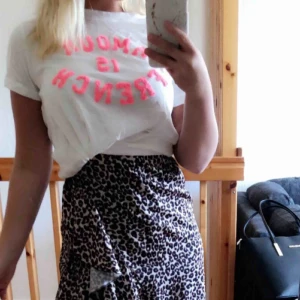  - Vit t-shirt från Jubylee med rosa text, helt oanvänd. 