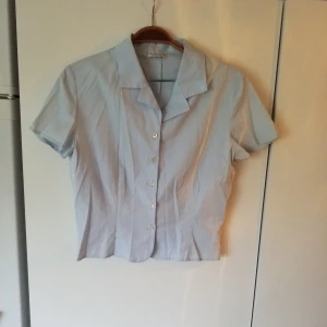  - Kort skjorta med fin skärning