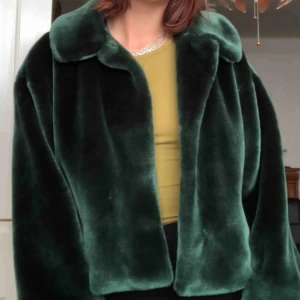  - ascool jacka från weekday! köpt för 700 kr tror jag och använd endast två gånger så den är som ny!! möts upp i stockholm eller så betalar köparen frakt! <33