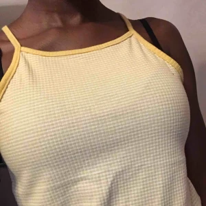  - Rutig topp från BikBok.  Storlek XS. Frakt 39kr Sänker pris vid snabbköp!