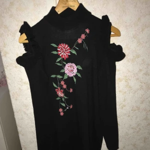  - Säljer en klänning för 200 kr bor i Bispgården/Hammarstrand men kan tas till Sundsvall,Sollefteå eller så kan jag skicka det men då får du stå för frakten 😊