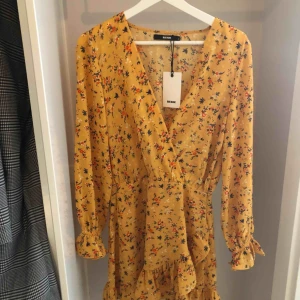  - Söt sommarklänning från Bik Bok. Aldrig använd med prislapp kvar. Skickas eller möts upp i Stockholmsområdet. 