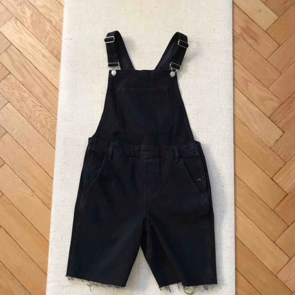 Black jeans overalls from Topshop. Brand new never worn. Stretchy denim, very comfortable. Pick up on Söder or shipping is extra :) . Shorts.