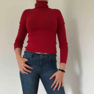  - Röd stickad tröja med hög polokrage från Hugo Boss. Sparsamt använd. Pris kan diskuteras.