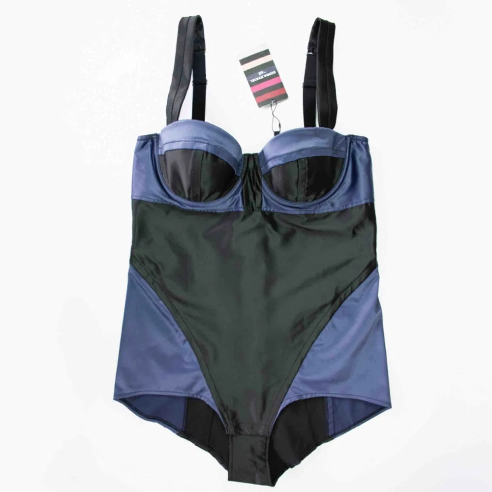Sonia Rykiel for H&M satin one piece body in black/purple Never worn with tags SIZE Label: EUR 40, fits best M or loose S (cup ca B-C) No returns!. Toppar.