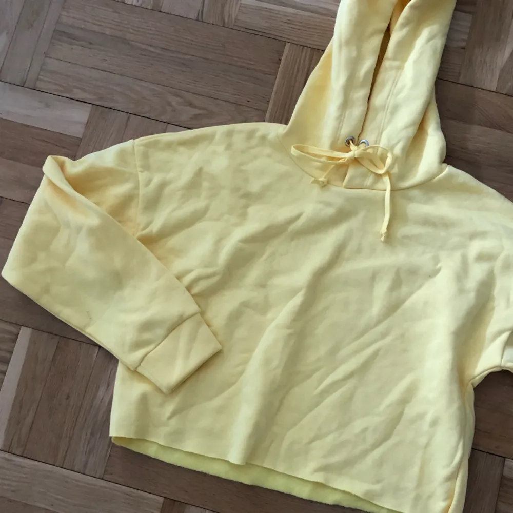 Cropped hoodie i gult. Nyskick. Möts upp i sthlm elr fraktar (+60kr) 💛. Hoodies.