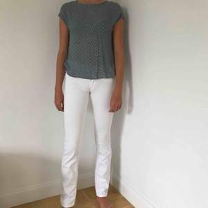 Ett par vita jeans från Acne. Mer eller mindre inte använda på grund av fel storlek. Pris kan diskuteras. 
