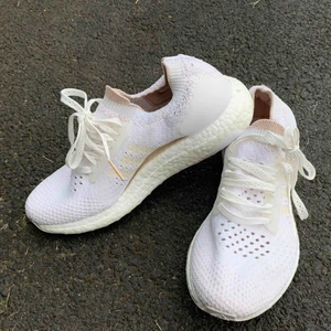  - Adidas performance Ultraboost x Clima,  Använda 1 gång, skorna är i som i nyskick.  Nypris: 1995 kronor.