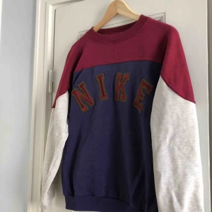  - En sweater från Nike. Storlek medium, herrstorlek alt. large, dam. Skick: 7/10. Levereras nytvättad. Finnes på Södermalm, Stockholm. Kan postas men då står Du för frakten, (79kr). Mvh Marija & Nugget 